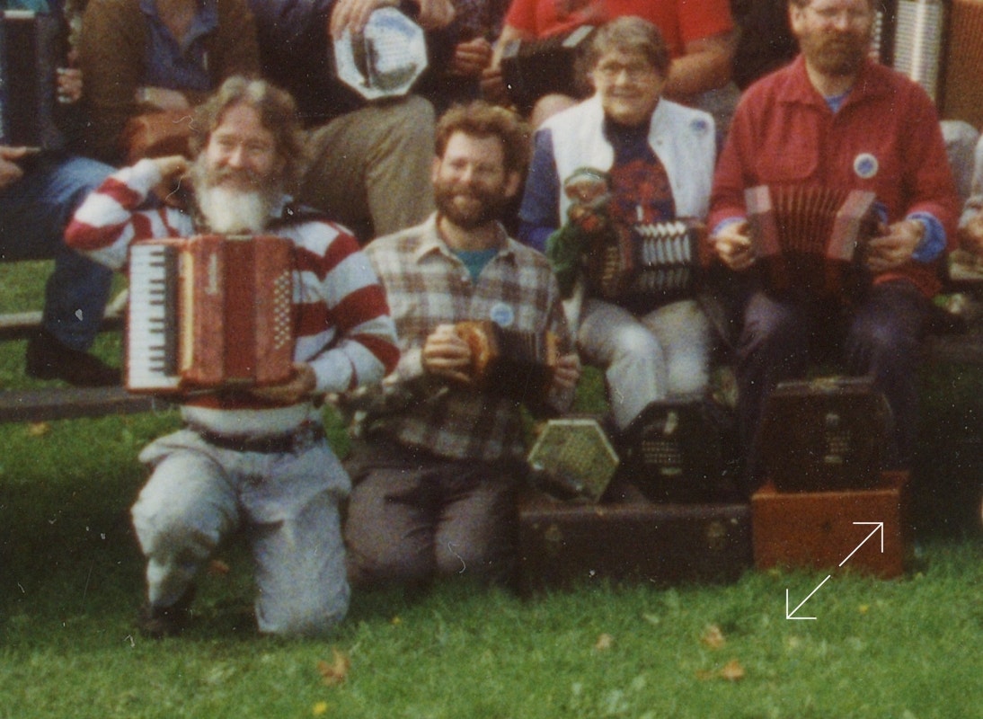 Group photo 2 of the Northeast Squeeze-in at Bucksteep Manor, 1990, squeezebox heaven.