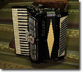 Titano accordion 120 bass, 2 reed blocks, 3 switches in the treble, 15 1/8 inch keyboard